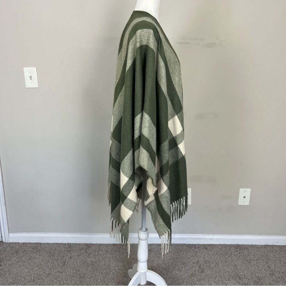 UNIVERSAL THREAD TARGET PLAID FRINGE OPEN FRONT PONCHO IN GREEN ONE SIZE - Picture 9 of 16